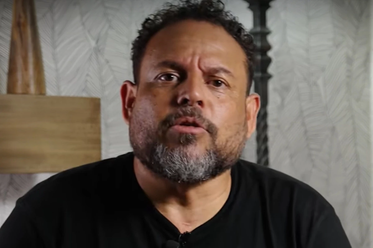 Bomba no universo gospel Alex Balaio grava video confessando ter