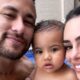 Bruna Biancardi da beijao em Neymar em dia de estreia