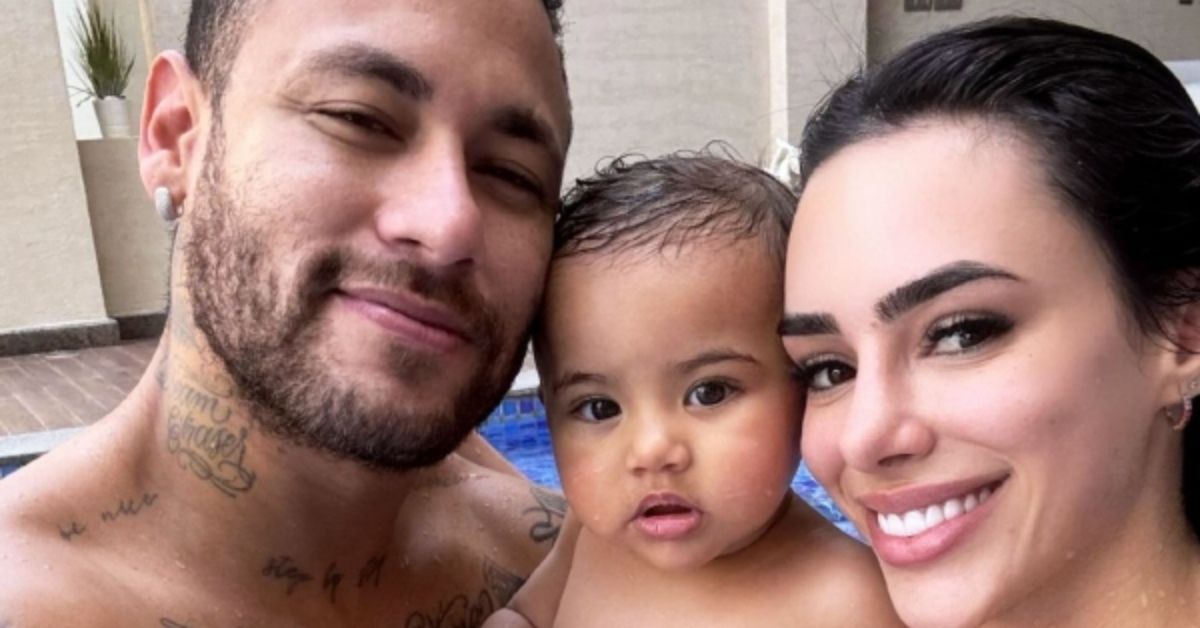 Bruna Biancardi da beijao em Neymar em dia de estreia