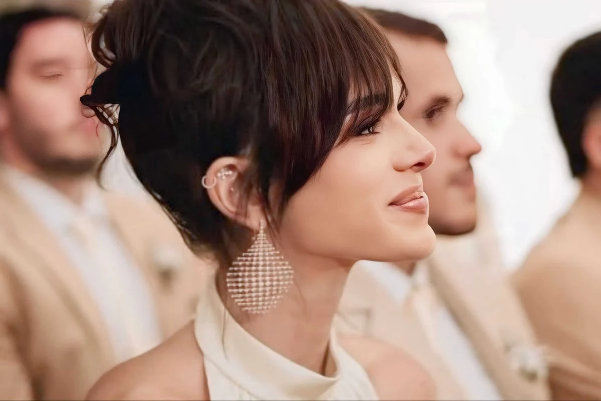 Bruna Marquezine se destaca no casamento da amiga ao lado