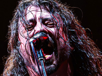 Dave Grohl é flagrado sem aliança após admitir traição e filha fora do casamento 31 Dave Grohl é flagrado sem aliança após admitir traição e filha fora do casamento