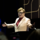 Elton John detalha cirurgias que realizou ao longo da carreira: “Não sobrou muito de mim”