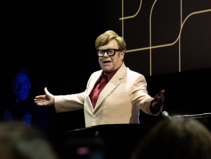 Elton John detalha cirurgias que realizou ao longo da carreira: “Não sobrou muito de mim” 31 Elton John detalha cirurgias que realizou ao longo da carreira: “Não sobrou muito de mim”