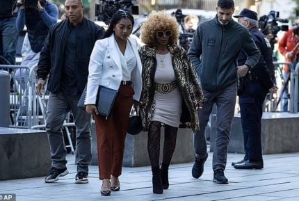 Família de P. Diddy sai enfileirada e de mãos dadas do Tribunal. Veja como foi! 30 Família de P. Diddy sai enfileirada e de mãos dadas do Tribunal. Veja como foi!