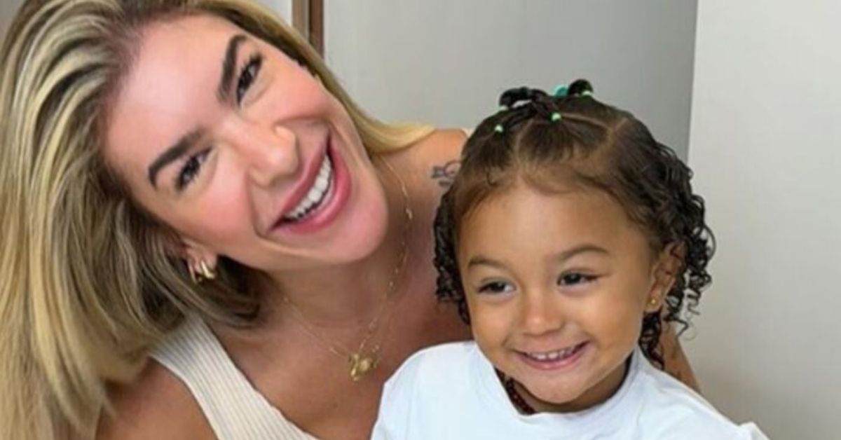 Filha de Leo Santana prova alimento pela primeira vez e