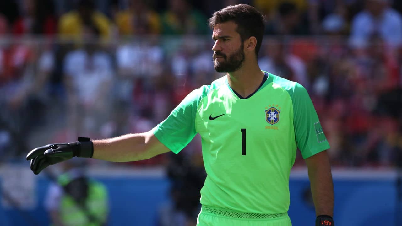 Gigantes europeus disputam Alisson: Goleiro brasileiro é o alvo da vez 31 Gigantes europeus disputam Alisson Goleiro brasileiro e o alvo da