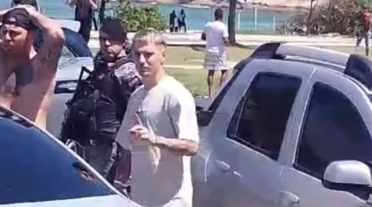 Jogador do Flamengo é flagrado no meio de confusão com torcida do Peñarol; veja 31 Jogador do Flamengo e flagrado no meio de confusao com