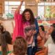 Regina Casé estreia em “Tô Nessa” e rebate críticas sobre personagens populares