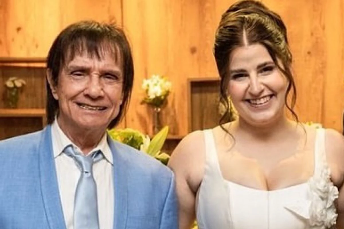 Roberto Carlos se manifesta após cerimônia de casamento e recebe o carinho dos fãs: ‘Deus abençoe esta união’ 35 Roberto Carlos se manifesta apos cerimonia de casamento e recebe