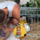Sansão em dose dupla! João Guilherme presenteia as sobrinhas com coelhinhos
