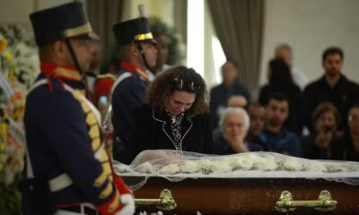 Ultima despedida viuva nao segura a emocao diante do corpo