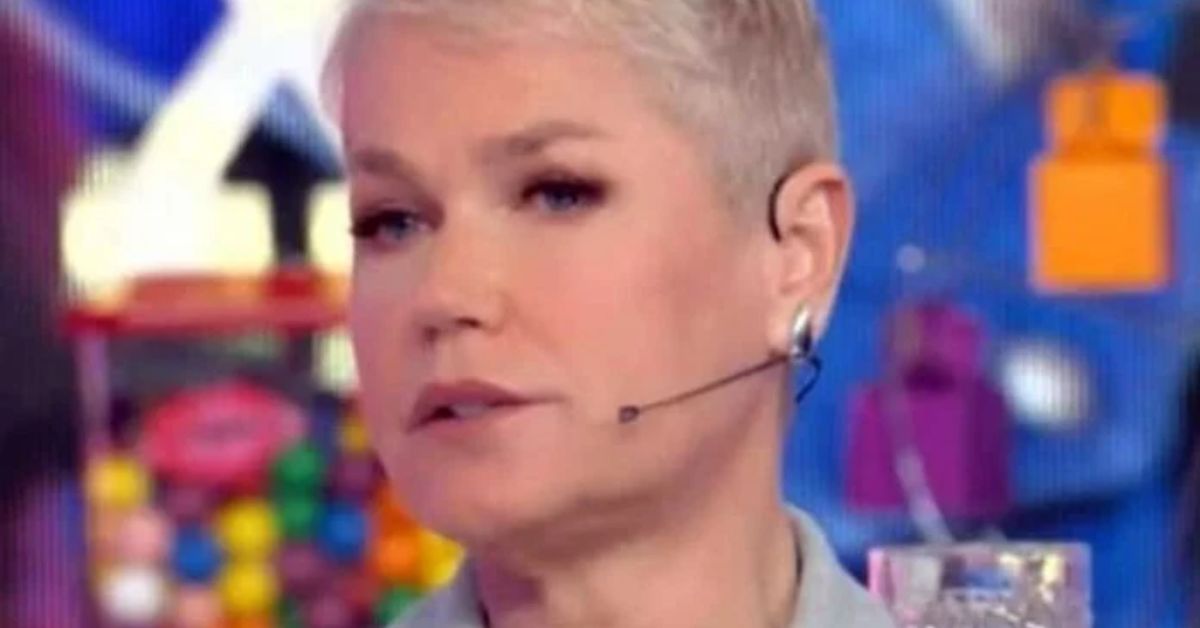 Xuxa Meneghel se recusa a atender seus fãs após levar cuspida e tumulto é gerado 31 Xuxa Meneghel se recusa a atender seus fas apos levar