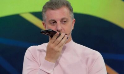 Durante o Domingao Luciano Huck recebe ligacao do filho e
