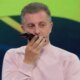 Durante o Domingao Luciano Huck recebe ligacao do filho e