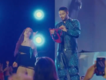 Fã sobe ao palco, tira a calcinha e joga em Pedro Sampaio. Confira reação do cantor! 31 Fã sobe ao palco, tira a calcinha e joga em Pedro Sampaio. Confira reação do cantor!