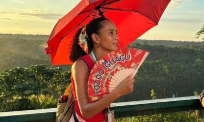Foto de Tais Araujo vestida como a protagonista do remake