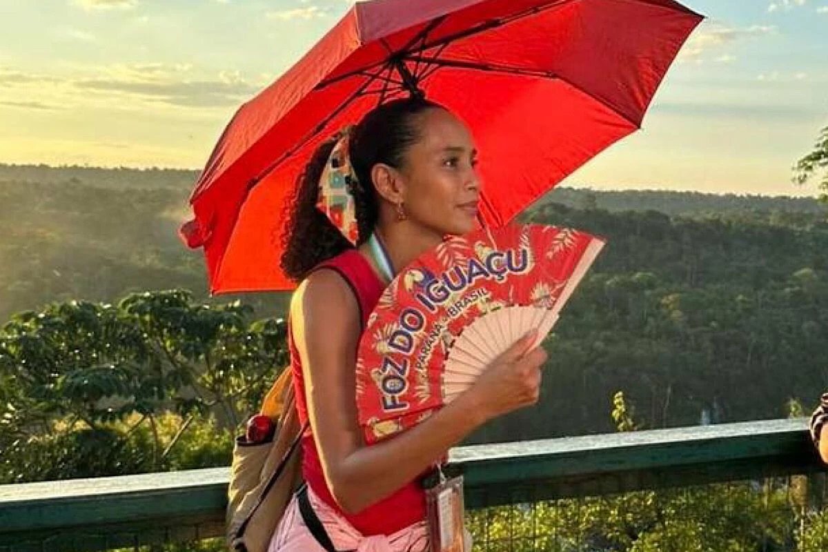 Foto de Tais Araujo vestida como a protagonista do remake