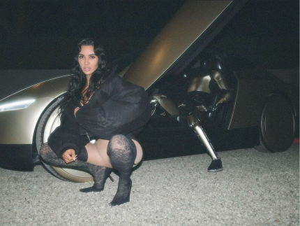 Kim Kardashian faz ensaio sensual com robô, da Testa, de mais de R$ 100 mil 31 Kim Kardashian faz ensaio sensual com robô, da Testa, de mais de R$ 100 mil