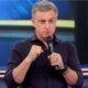 Luciano Huck leva bolo na cara durante gravacao de novo