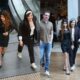 Maiara e Maraisa posam para fotos durante passeio em shopping de luxo no Rio