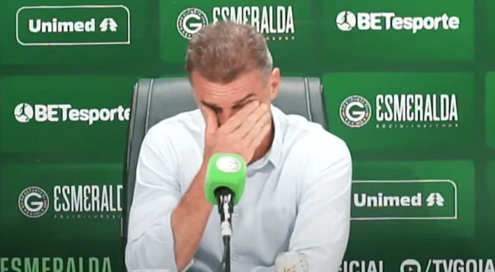 Mancini não contém as lágrimas ao responder sobre o filho em coletiva pós-jogo 31 Mancini nao contem as lagrimas ao responder sobre o filho