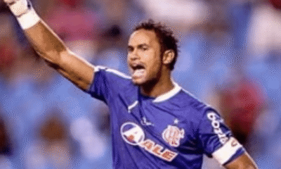 Publico invade o campo e agride goleiro Bruno em seu