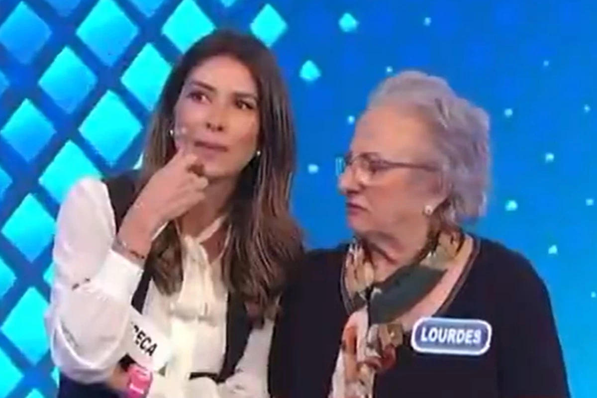 Rebeca quebra o protocolo no Roda a Roda e ajuda idosa a ganhar prêmio 33 Rebeca quebra o protocolo no Roda a Roda e ajuda