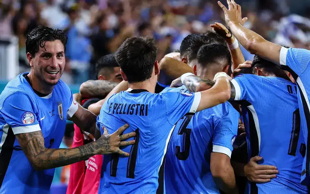 Uruguai vira no fim, passa o Brasil e complica as Eliminatórias 31 Uruguai vira no fim passa o Brasil e complica as.webp