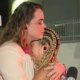Video – reporter comove publico ao consolar jovem em programa