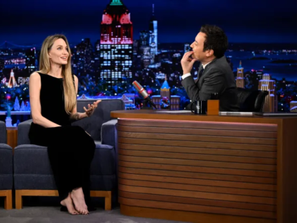 Angelina Jolie surpreende ao aparecer descalça para entrevista em programa americano 31 Angelina Jolie surpreende ao aparecer descalça para entrevista em programa americano