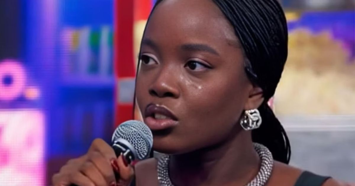 Clara Moneke se emociona e nao segura as lagrimas ao