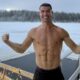 Cristiano Ronaldo entra em piscina congelante so de cueca e