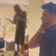 Dado Dolabella presenteia Zeze com algo inusitado em amigo oculto