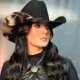 Em video Ana Castela e surpreendida com objeto durante show