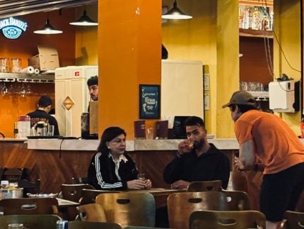 Flagra! Roberta Miranda viajou e trocou carícias com segurança; veja