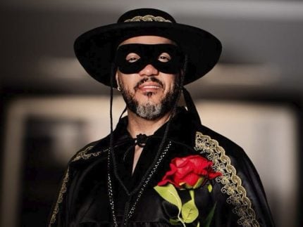 Vestido de Zorro, Belo curte festa temática em cruzeiro: “Lutando por amor” 31 Vestido de Zorro, Belo curte festa temática em cruzeiro: “Lutando por amor”