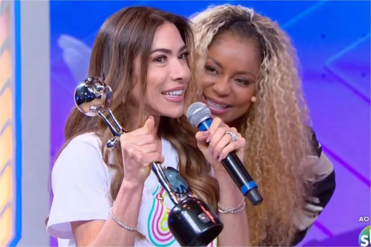 Vídeo: filha de Silvio Santos invade o Fofocalizando com troféu e diz que recebeu telefonema de Luciano Huck 31 Video filha de Silvio Santos invade o Fofocalizando com trofeu