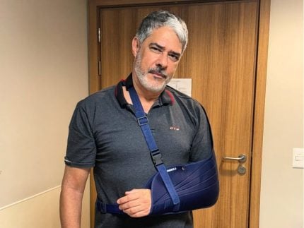 William Bonner quebra o braço: “Estava correndo de bicicleta e tropecei” 35 William Bonner quebra o braco Estava correndo de bicicleta e