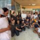 Ze Felipe presenteia funcionario com procedimento estetico em amigo secreto