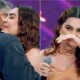 ‘Estou ate tremendo aos prantos cantora abraca Marcos Mion e