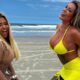 Andressa Urach e Mulher File selam a paz dando beijo