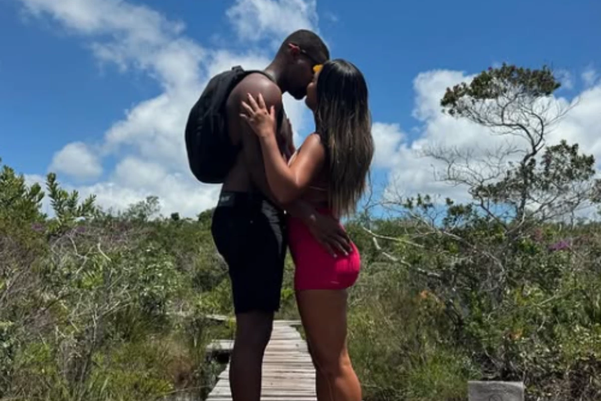Apaixonado Davi Brito pega fas de surpresa e revela relacionamento