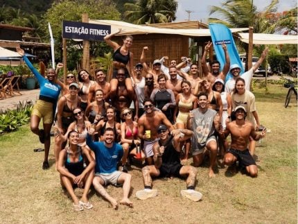 Curticao com responsabilidade famosos participam de limpeza de praia em