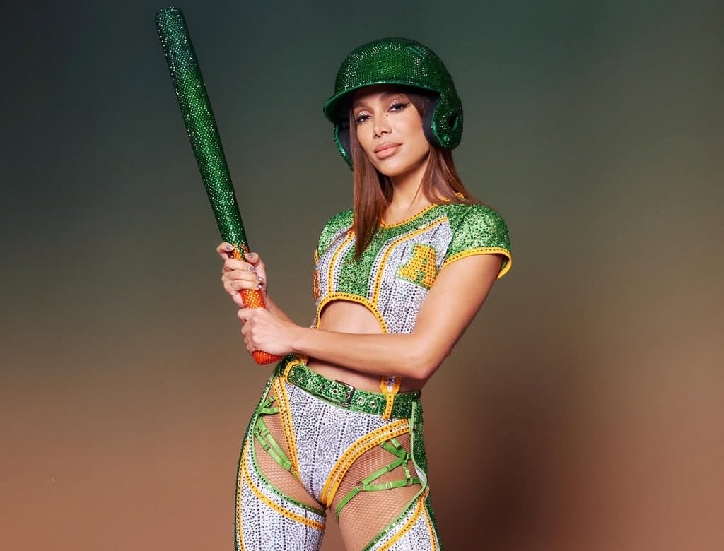 Fã leva camisa com foto de Anitta antes das plásticas e cantora reage; Veja VÍDEO 41 Ensaios Da Anitta Foto Reprodução Redes Sociais)