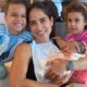 Filha de Zeze Di Camargo se emociona ao conhecer a