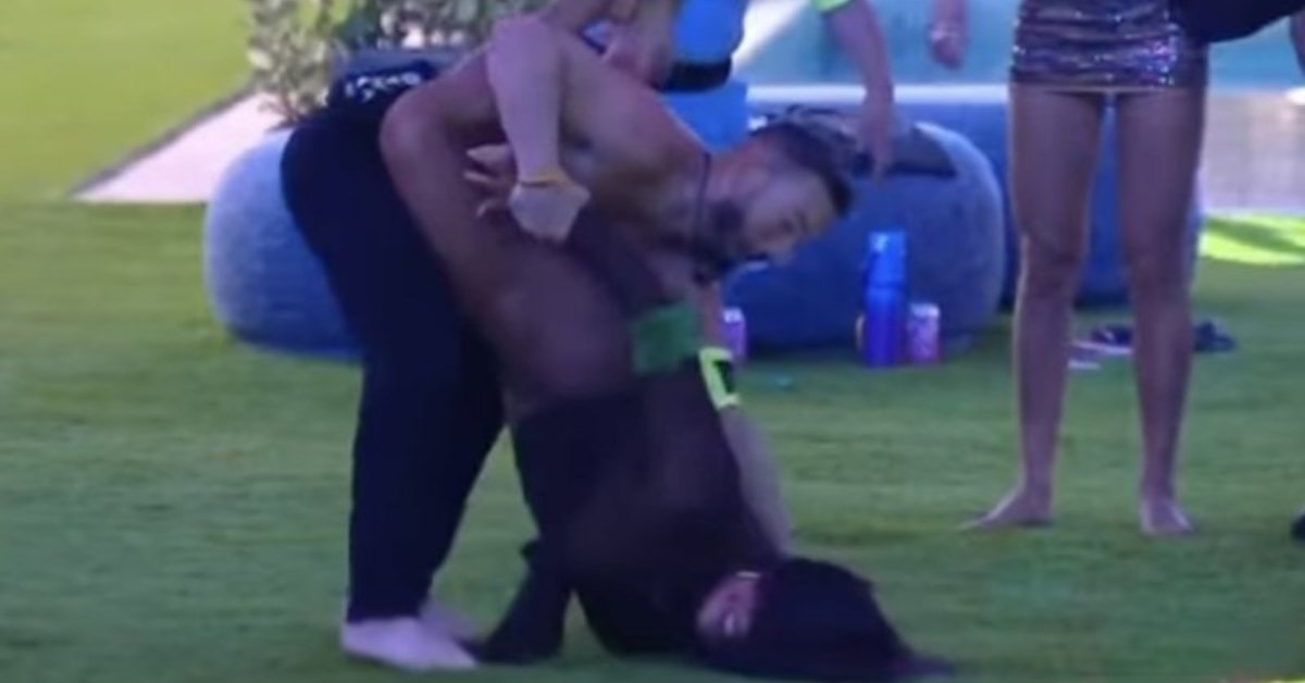 Gracyanne Barbosa cai de cara no chao ao tentar performar