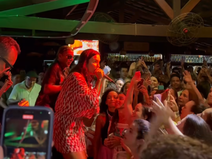Ivete Sangalo canta de surpresa em bar na Bahia e surpreende público 31 Ivete Sangalo canta de surpresa em bar na Bahia e