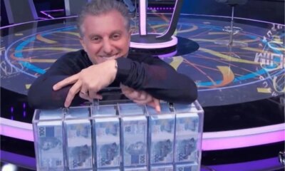 Luciano Huck entrega premio de R 1 milhao no Domingao