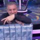 Luciano Huck entrega premio de R 1 milhao no Domingao