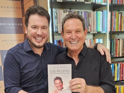 Luis Ricardo e William Sanches celebram o lancamento de biografia